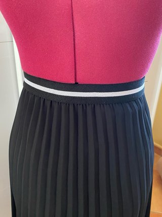 Falda plisada negra