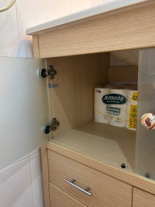 Mueble de baño con lavabo y espejo
