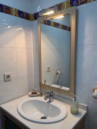 Mueble de baño con lavabo y espejo