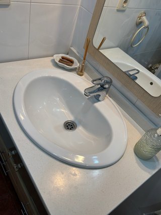 Mueble de baño con lavabo y espejo