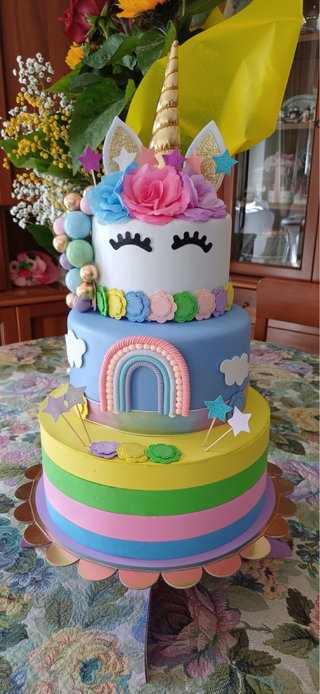 Torta finta unicorno arcobaleno + alzatina