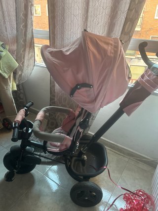 Triciclo infantil rosa con capota