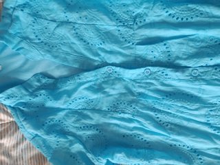 Vestido azul bordado. Es fresquito y muy bonito.