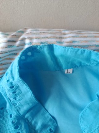 Vestido azul bordado. Es fresquito y muy bonito.