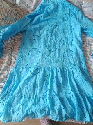 Vestido azul bordado. Es fresquito y muy bonito.