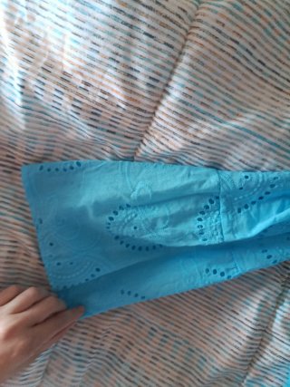 Vestido azul bordado. Es fresquito y muy bonito.