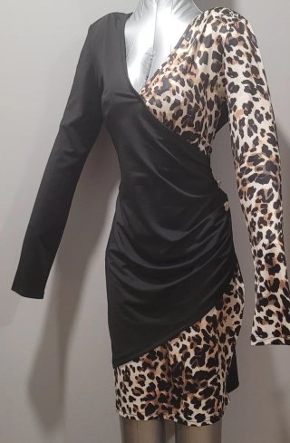Vestido mujer negro y estampado animal