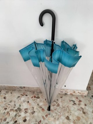 Paraguas transparente con borde azul