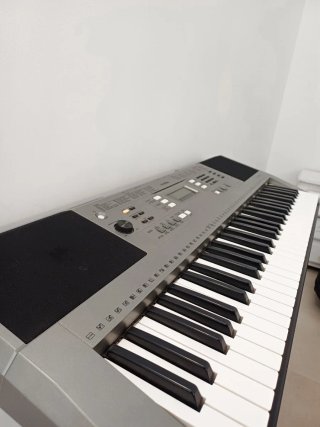 Teclado Yamaha PSR-E353 con pedal Donner