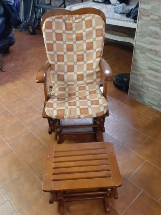 Mecedora madera con reposapiés