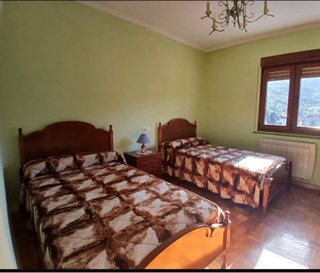 Habitación completa con 2 camas y mesita