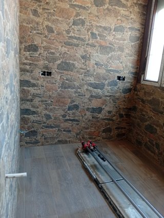 Oficial de construcción disponible 614964189