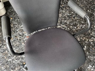 Silla de oficina con ruedas y brazos