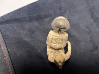Netsuke tallado en hueso o marfil