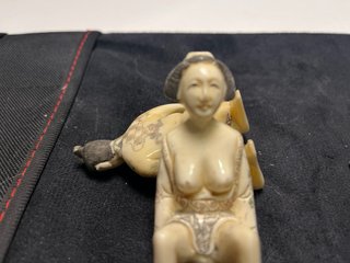 Netsuke tallado en hueso o marfil