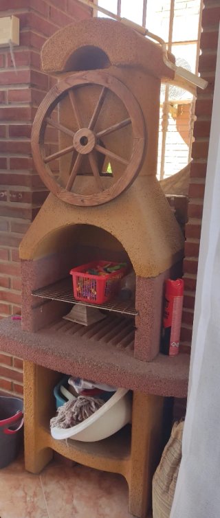 Barbacoa de obra con detalles de madera