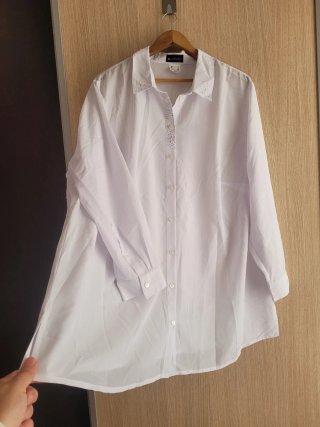 Camisa blanca con pedrería