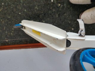 Patinete blanco con ruedas azules
