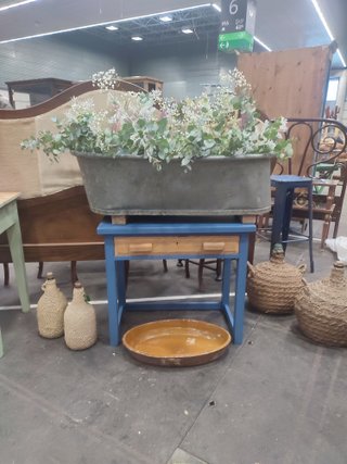 Mesa auxiliar antigua restaurada azul