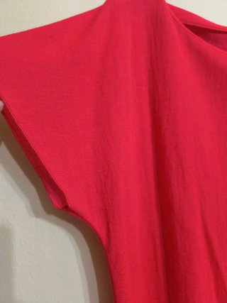 Camiseta roja mujer botones hombro