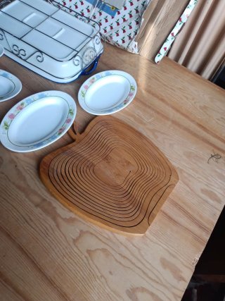 Lote vajilla y cesta madera