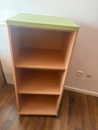 Estantería de madera con ruedas