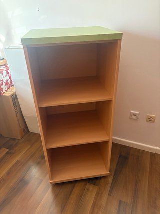 Estantería de madera con ruedas