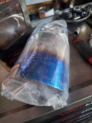 Cola de escape cromada azul