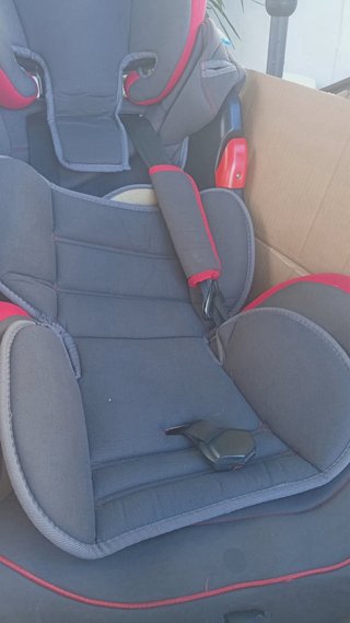 Silla de coche gris y roja