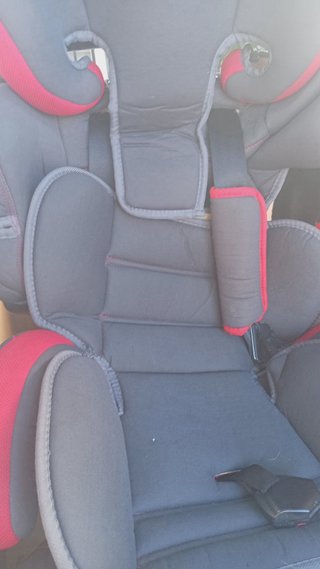 Silla de coche gris y roja