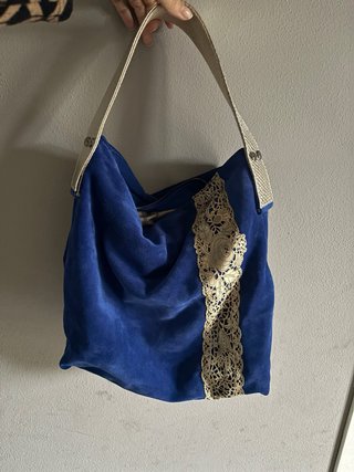 Borsa scamosciata blu elettrico a spalla