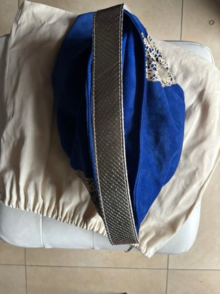 Borsa scamosciata blu elettrico a spalla