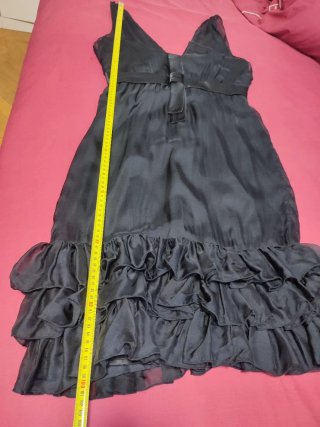 Vestido seda negro volantes