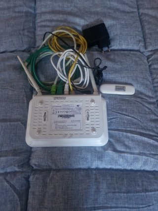 Router WiFi Movistar + Pen Drive