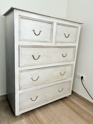 Cómoda blanca desgastada 5 cajones
