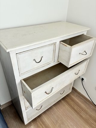 Cómoda blanca desgastada 5 cajones