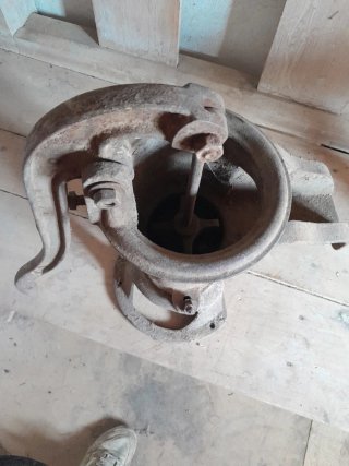 Bomba de agua antigua de hierro fundido