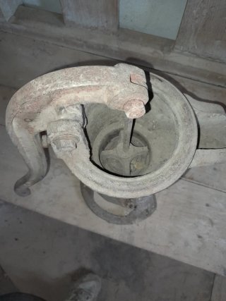 Bomba de agua antigua de hierro fundido