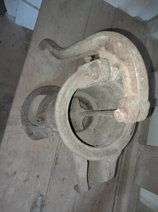 Bomba de agua antigua de hierro fundido