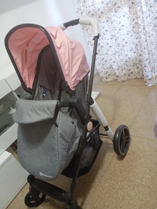 Carrito de bebé rosa y gris