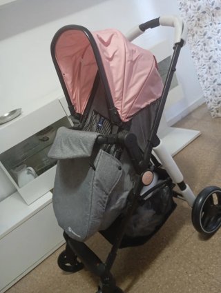 Carrito de bebé rosa y gris