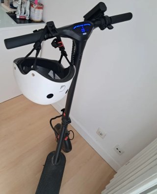 Patinete Eléctrico con Casco Blanco