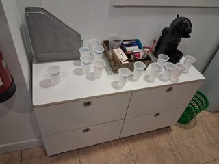 Mueble bajo blanco de madera