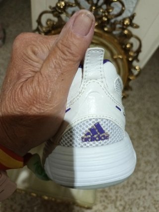 Zapatillas deportivas blancas y moradas