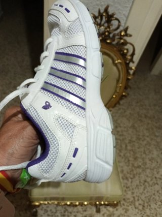 Zapatillas deportivas blancas y moradas