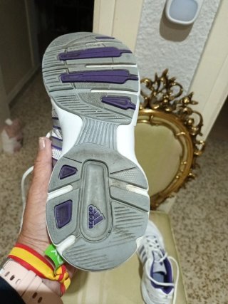 Zapatillas deportivas blancas y moradas