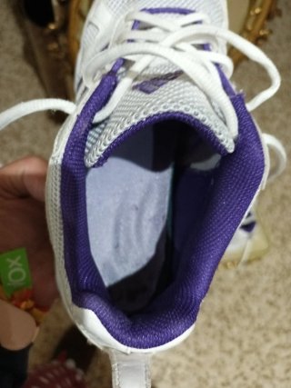 Zapatillas deportivas blancas y moradas