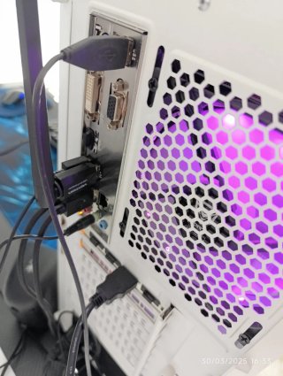 Ordenador Nfortec Blanco y Morado y mesa gaming.