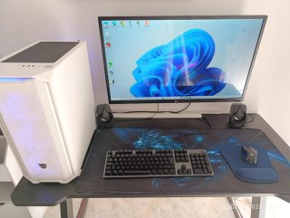 Ordenador Nfortec Blanco y Morado y mesa gaming.