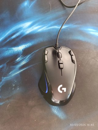 Ordenador Nfortec Blanco y Morado y mesa gaming.
